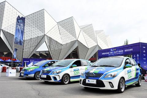 環(huán)青海湖電動汽車挑戰(zhàn)賽新增場地競速賽，潘曉婷漂移甩尾輕松奪魁